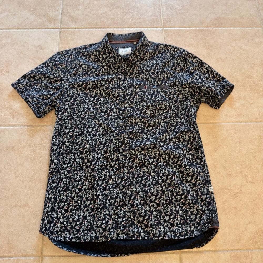 7 Diamonds Black Floral Short-Sleeve Button-Down Shirt with White Accent